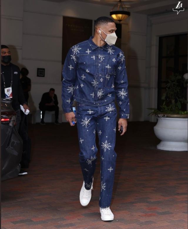 这雪有点大，欧冠赛前一名挪威记者在博德闪耀的球场边线处滑雪（欧冠赛前大雪来袭，挪威记者在博德闪耀场边滑雪）