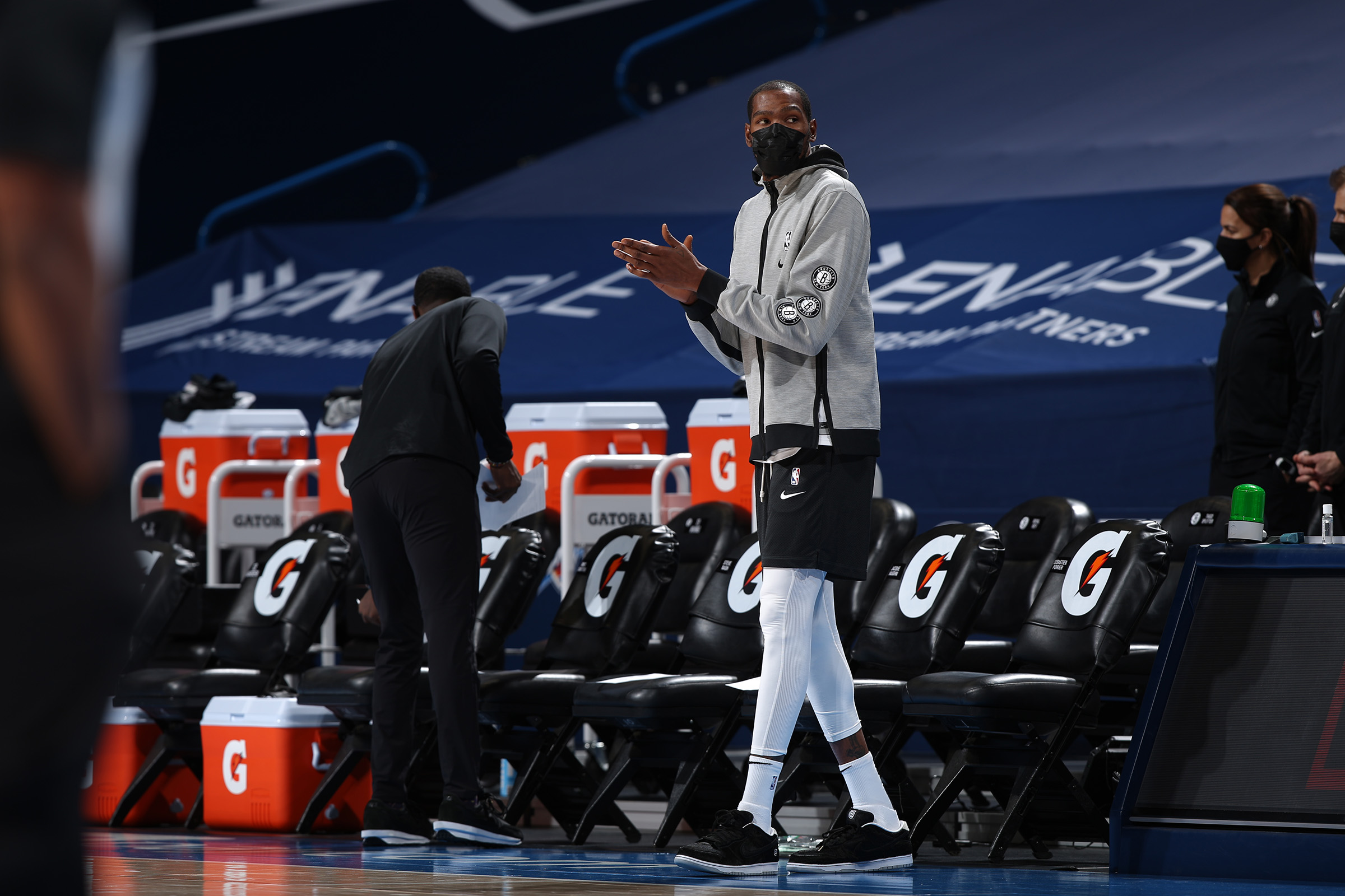 圣保罗总监：会在奥斯卡康复后再讨论未来，做事首先要人性化（圣保罗高层：奥斯卡伤愈后再谈去向，决策以人为本）