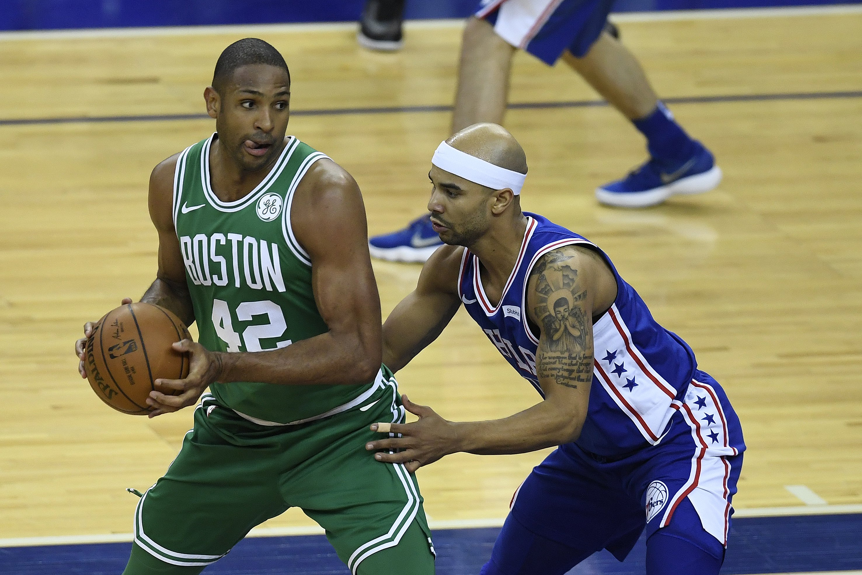 篮球湖人主力球员场上状态火热（湖人主力状态火爆，赛场火力全开）