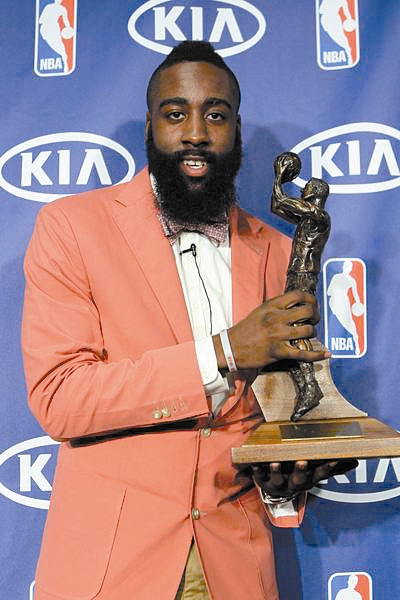 队友接连被罚下！维尼修斯讽刺裁判：多来点红牌吧！（队友相继染红，维尼修斯冷嘲裁判：尽管多掏红牌！）