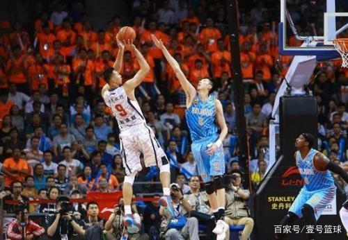 TA：应布拉格斯拉维亚方面要求，热刺主场的LGBTQ+旗帜被移走（TA：热刺主场应布拉格斯拉维亚请求撤下LGBTQ+旗帜）